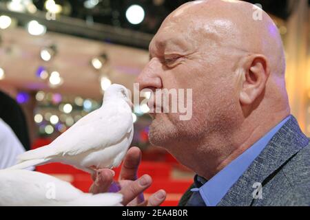 Le journaliste français Jean-Pierre Coffe pendant la mise en ligne de l'émission de Michel Drucker 'vivre Dimanche' au Studio Gabriel à Paris, France, le 8 juin 2005. Le spectacle est dédié à Patrick Sébastien. Photo de Jean-Jacques Datcary/ABACA. Banque D'Images