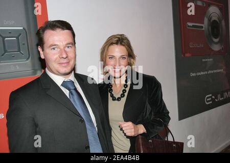 L'actrice française Christine Lemler pose avec un ami lors de la fête de lancement de la nouvelle caméra numérique Casio à l'atelier Richelieu à Paris, France, le 09 juin 2005. Photo de Benoit Pinguet/ABACA. Banque D'Images