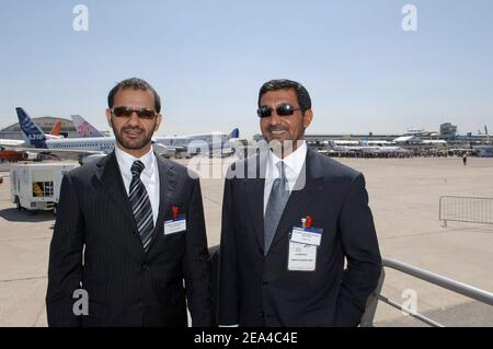 Le cheikh Ahmed Al Maktoum (r) président des Émirats et le cheikh Ahmed Al Nahyan (L) président d'Etihad à Abu Dhabi posent au 46e 'salon de l'Air de Paris' ou 'salon du Bourget' près de Paris le 14 juin 2005. Une exposition dominée par la guerre commerciale Airbus-Boeing, ainsi que par le retour des entreprises américaines et la première « exposition » du super avion géant Airbus A380. Les deux sociétés ont acheté environ 44 A380 et sont des clients réguliers d'Airbus. Photo par Ammar Abd Rabbo/ABACA Banque D'Images