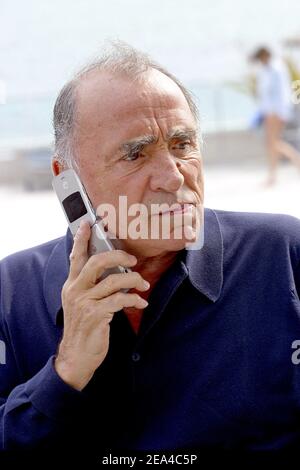 L'acteur français et acteur Claude Brasseur pose au photocall de 'Amour aux trousses' réalisé par Philippe de Chauveron au festival du film de Cinestival qui s'est tenu à Marseille, dans le sud de la France, le 14 juin 2005. Photo de Gerald Holubowicz/ABACA. Banque D'Images