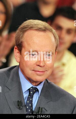 Renaud Donnedieu de Vabres, ministre français de la Culture et de la communication, lors de l'enregistrement du talk show de Michel Drucker 'vivre Dimanche' au Studio Gabriel à Paris, France, le 15 juin 2005. Photo de Jean-Jacques Datcary/ABACA. Banque D'Images