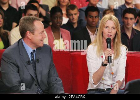 Renaud Donnedieu de Vabres, ministre français de la Culture et des Communications, et Sandrine Kiberlain, actrice et chanteuse française, lors de l'enregistrement du talk show de Michel Drucker 'vivre Dimanche' au Studio Gabriel à Paris, France, le 15 juin 2005. Photo de Jean-Jacques Datcary/ABACA. Banque D'Images