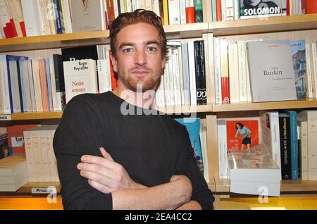 Ludovic Chancel, fils des chanteurs français Sheila et Ringo pose dans la librairie 'les Mots a la Bouche' du quartier du Marais à Paris le 15 juin 2005 avec son livre 'fils de' qui parle de sa vie, de ses problèmes de drogue, de misère et d'alcoohol. Photo de Bruno Klein/ABACA Banque D'Images