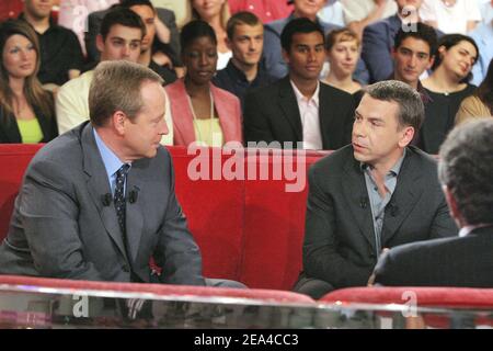 Renaud Donnedieu de Vabres, ministre français de la Culture et des Communications, et Philippe Torreton, acteur français, lors de la mise en scène du talk show de Michel Drucker 'vivre Dimanche' au Studio Gabriel à Paris, France, le 15 juin 2005. Photo de Jean-Jacques Datcary/ABACA. Banque D'Images