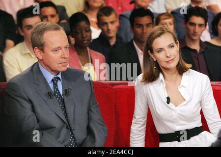 Renaud Donnedieu de Vabres, ministre français de la Culture et des Communications, et Carole bouquet, actrice française, lors de l'enregistrement du talk show de Michel Drucker 'vivre Dimanche' au Studio Gabriel à Paris, France, le 15 juin 2005. Photo de Jean-Jacques Datcary/ABACA. Banque D'Images