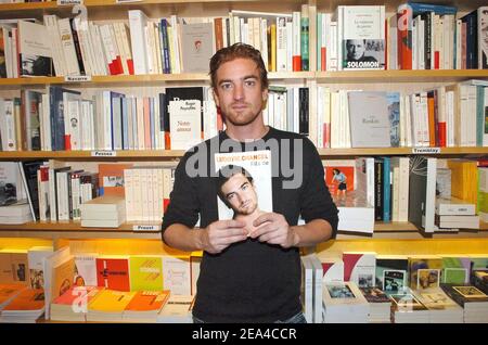 Ludovic Chancel, fils des chanteurs français Sheila et Ringo pose dans la librairie 'les Mots a la Bouche' du quartier du Marais à Paris le 15 juin 2005 avec son livre 'fils de' qui parle de sa vie, de ses problèmes de drogue, de misère et d'alcoohol. Photo de Bruno Klein/ABACA Banque D'Images