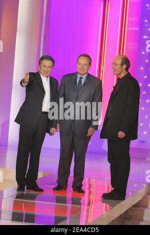 (G-D) présentateur de télévision Michel Drucker, ministre français de la Culture et de la communication Renaud Donnedieu de Vabres et caricaturiste belge Philippe Geluck lors de l'enregistrement du talk show de Drucker 'vivre Dimanche' au Studio Gabriel à Paris, France, le 15 juin 2005. Photo de Jean-Jacques Datcary/ABACA. Banque D'Images