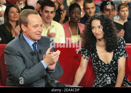 Renaud Donnedieu de Vabres, ministre français de la Culture et des Communications, et Rachida Brakni, actrice française, lors de l'enregistrement du talk-show de Michel Drucker « vivre Dimanche » au Studio Gabriel à Paris, France, le 15 juin 2005. Photo de Jean-Jacques Datcary/ABACA. Banque D'Images