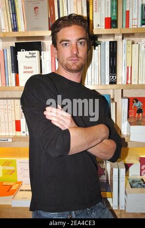 Ludovic Chancel, fils des chanteurs français Sheila et Ringo pose dans la librairie 'les Mots a la Bouche' du quartier du Marais à Paris le 15 juin 2005 avec son livre 'fils de' qui parle de sa vie, de ses problèmes de drogue, de misère et d'alcoohol. Photo de Bruno Klein/ABACA Banque D'Images