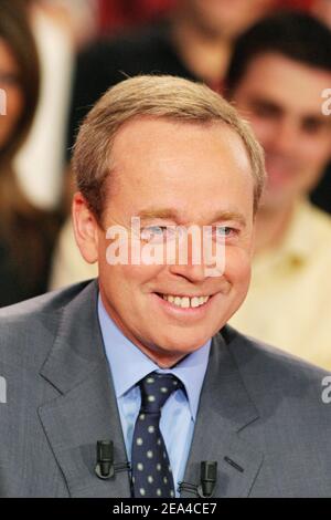 Renaud Donnedieu de Vabres, ministre français de la Culture et de la communication, lors de l'enregistrement du talk show de Michel Drucker 'vivre Dimanche' au Studio Gabriel à Paris, France, le 15 juin 2005. Photo de Jean-Jacques Datcary/ABACA. Banque D'Images