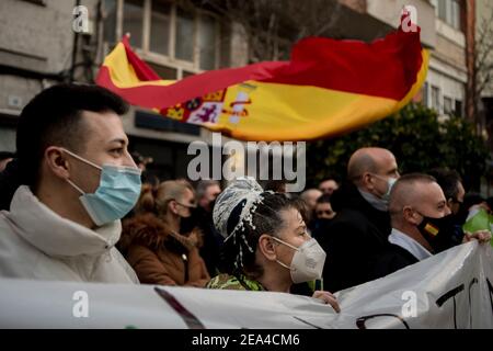 Barcelone, Espagne. 7 février 2021, Hospitalet de Llobregat, Barcelone, Espagne: Les gens assistent à un rassemblement du parti syndicaliste d'extrême-droite VOX à Hospitalet de Llobregat (province de Barcelone) en prévision des élections régionales catalanes qui auront lieu le 14 février prochain. Credit: Jordi Boixareu/Alamy Live News Banque D'Images