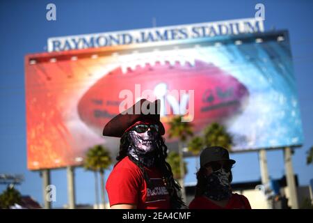 Tampa, États-Unis. 07e février 2021. Les fans masqués de Tampa Bay se réunissent avant le début du Super Bowl LV contre les Kansas City Chiefs au stade Raymond James de Tampa, Floride, le dimanche 7 février 2021. Photo de Kevin Dietsch/UPI crédit: UPI/Alay Live News
