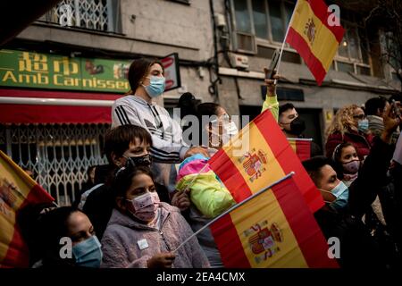 Barcelone, Espagne. 7 février 2021, Hospitalet de Llobregat, Barcelone, Espagne: Les personnes portant des drapeaux espagnols assistent à un rassemblement du parti syndicaliste d'extrême-droite VOX à Hospitalet de Llobregat (province de Barcelone) en prévision des élections régionales catalanes qui auront lieu le 14 février prochain. Credit: Jordi Boixareu/Alamy Live News Banque D'Images