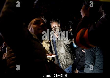 Barcelone, Espagne. 7 février 2021, Hospitalet de Llobregat, Barcelone, Espagne: Parti syndicaliste d'extrême-droite le leader VOX SANTIAGO ABASCAL pose pour un selfie avec des partisans lors d'un rassemblement à Hospitalet de Llobregat (province de Barcelone) en prévision des élections régionales catalanes qui auront lieu le 14 février prochain. Credit: Jordi Boixareu/Alamy Live News Banque D'Images