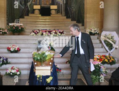 L'acteur français Pierre Arditi assiste aux funérailles de l'actrice Suzanne Flon au cimetière du Père Lachaise à Paris, en France, le 21 juin 2005. Photo de Klein-Mousse/ABACA. Banque D'Images