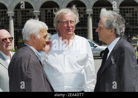 (G-D) les acteurs français Guy Bedos, Claude Rich et Pierre Arditi assistent aux funérailles de l'actrice Suzanne Flon au cimetière du Père Lachaise à Paris, France, le 21 juin 2005. Photo de Klein-Mousse/ABACA. Banque D'Images