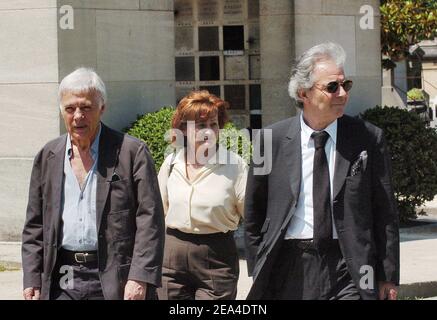 (G-D) les acteurs français Guy Bedos, Catherine Arditi et Pierre Arditi assistent aux funérailles de l'actrice Suzanne Flon au cimetière du Père Lachaise à Paris, France, le 21 juin 2005. Photo de Klein-Mousse/ABACA. Banque D'Images