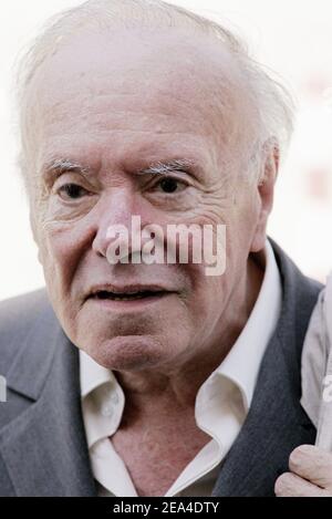 L'acteur français Jean Togart assiste aux funérailles de l'actrice Suzanne Flon au cimetière du Père Lachaise à Paris, en France, le 21 juin 2005. Photo de Klein-Mousse/ABACA. Banque D'Images