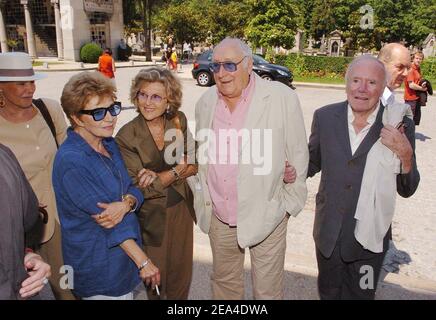 (G-D) les acteurs français Françoise Christophe, Nicole Courcel, Georges Wilson et Jean Togart assistent aux funérailles de l'actrice Suzanne Flon au cimetière du Père Lachaise à Paris, le 21 juin 2005. Photo de Klein-Mousse/ABACA. Banque D'Images