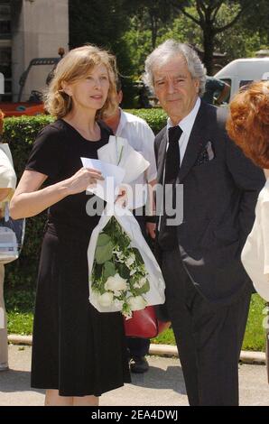 Les acteurs français Aurore Clément et Pierre Arditi assistent aux funérailles de l'actrice Suzanne Flon au cimetière du Père Lachaise à Paris, en France, le 21 juin 2005. Photo de Klein-Mousse/ABACA. Banque D'Images