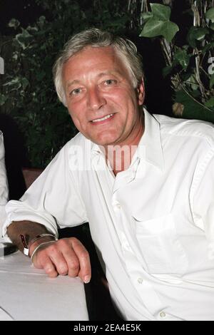 EXCLUSIF. Laurent Boyer, présentateur de la télévision française, pose lors de la soirée de lancement du nouveau magazine « Homme Deluxe » à l'Etoile à Paris, en France, le 23 juin 2005. Photo de Benoit Pinguet/ABACA. Banque D'Images