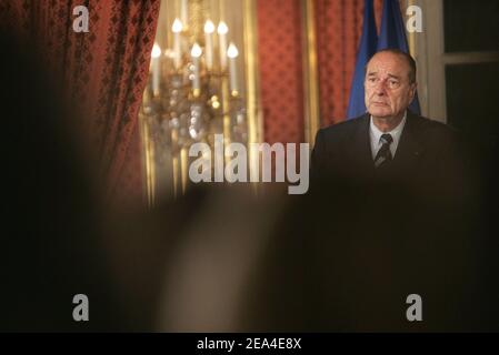 Le président français Jacques Chirac prononce son discours lors d'une réception à l'Elysée, à Paris, en France, le 23 juin 2005, commémorant l'appel de Charles de Gaulle du 18 juin au cours de la Seconde Guerre mondiale Photo de Mousse/ABACA Banque D'Images