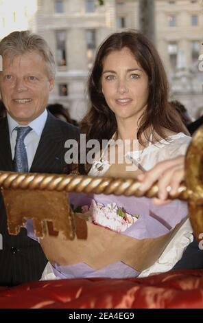 L'actrice brésilienne Cristiana Reali ouvre la période de vente (les Soldes en français) dans le cadre de l'année du Brésil au grand magasin des Galeries Lafayette à Paris, en France, le 24 juin 2005. Photo de Giancarlo Gorassini/ABACA Banque D'Images