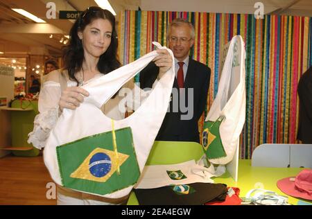 L'actrice brésilienne Cristiana Reali ouvre la période de vente (les Soldes en français) dans le cadre de l'année du Brésil au grand magasin des Galeries Lafayette à Paris, en France, le 24 juin 2005. Photo de Giancarlo Gorassini/ABACA Banque D'Images