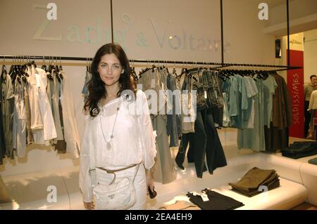 L'actrice brésilienne Cristiana Reali ouvre la période de vente (les Soldes en français) dans le cadre de l'année du Brésil au grand magasin des Galeries Lafayette à Paris, en France, le 24 juin 2005. Photo de Giancarlo Gorassini/ABACA Banque D'Images