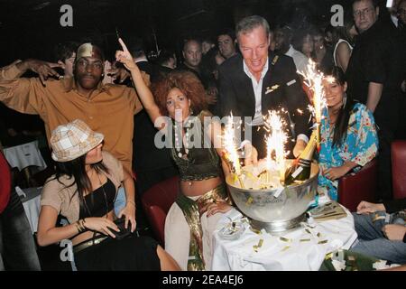 EXCLUSIF. Groupe pop britannique XSS Singers Laura (R), Anuli (C), Amrit (L), U.S rapper Coolio (Retour à gauche) et directeur français de 'l'Etoile', Tony Gomez assistent au dîner au club 'l'Etoile' à Paris, France, le 24 juin 2005. Photo de Benoit Pinguet/ABACA. Banque D'Images