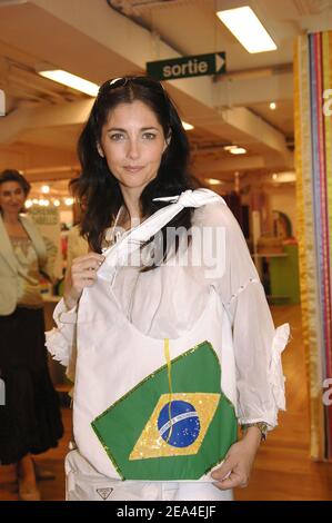 L'actrice brésilienne Cristiana Reali ouvre la période de vente (les Soldes en français) dans le cadre de l'année du Brésil au grand magasin des Galeries Lafayette à Paris, en France, le 24 juin 2005. Photo de Giancarlo Gorassini/ABACA Banque D'Images