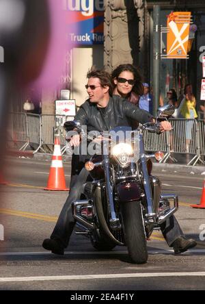 LES acteurs AMÉRICAINS Tom Cruise et Katie Holmes assistent à la projection par les fans de Los Angeles de War of the Worlds qui s'est tenue au Grauman's Chinese Theatre à Hollywood, Californie, le 27 juin 2005. Photo par Amanda Parks/ABACA Banque D'Images