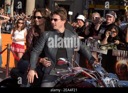 LES acteurs AMÉRICAINS Tom Cruise et Katie Holmes assistent à la projection par les fans de Los Angeles de War of the Worlds qui s'est tenue au Grauman's Chinese Theatre à Hollywood, Californie, le 27 juin 2005. Photo par Amanda Parks/ABACA Banque D'Images