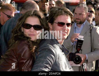 LES acteurs AMÉRICAINS Tom Cruise et Katie Holmes assistent à la projection par les fans de Los Angeles de War of the Worlds qui s'est tenue au Grauman's Chinese Theatre à Hollywood, Californie, le 27 juin 2005. Photo par Amanda Parks/ABACA Banque D'Images