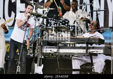 Stevie Wonder se produit avec Adam Levine de Maroon 5 lors de la branche américaine du concert mondial Live 8 qui s'est tenu au Museum of Art de Philadelphie, PA, le samedi 2 juillet 2005. Photo de Nicolas Khayat/ABACAPRESS.COM Banque D'Images