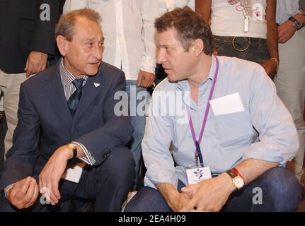 Le maire de Paris, Bertrand Delanoe (L), souhaite la bienvenue à Thierry Rey, membre de la délégation de candidature olympique de Paris 2012, ancien champion olympique français du judo, qui arrivera à l'aéroport de Singapour le 4 juillet 2005, Où les membres du Comité International Olympique voteront mercredi pour choisir la ville gagnante des Jeux Olympiques de 2012 parmi cinq villes candidates. Photo de Stéphane Kempinaire/Cameleon/ABACAPRESS.COM. Banque D'Images