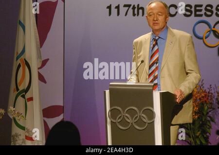 Le maire de Londres Ken Livingstone lors de la présentation de la ville de candidature aux Jeux Olympiques de Londres 2012 à la 117e session du CIO à Singapour le 5 juillet 2005, qui votera pour savoir si Londres, Paris, New York, Madrid ou Moscou accueilleront les Jeux Olympiques de 2012. Photo de Stéphane Kempinaire/Cameleon/ABACAPRESS.COM Banque D'Images