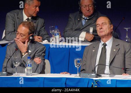 Le président français Jacques Chirac (R) et le maire de Paris Bertrand Delanoe lors de la présentation de la ville de Paris au Centre de congrès de la ville de Raffles à Singapour le 6 juillet 2005. Le Comité International Olympique votera plus tard dans la journée pour déterminer si Londres, Paris, New York, Madrid ou Moscou accueilleront les Jeux Olympiques de 2012. Photo b y Stephane Kempinaire/Cameleon/ABACAPRESS.COM. Banque D'Images