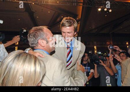 David Beckham et Sir Steve Redgrave, membre du comité olympique et médaillé d'or olympique, sont ravis de voir Londres battre les favoris de Paris pour avoir le droit de monter les Jeux Olympiques de 2012 mercredi dans une épreuve de force finale après Moscou, New York et Madrid ont été éliminées du concours de cinq villes de Singapour le 6,2005 juillet. Photo de Stephane Kempinaire/CAMELEON/ABACAPRESS.COM Banque D'Images