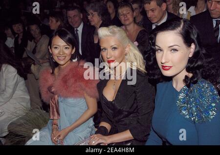 (L-r) Zhang Ziyi, Christina Aguilera et Dita von Teese assistent à la présentation de la collection Christian Dior haute-Couture automne-hiver 2005-2006 à Paris, France, le 6 juillet 2005. Photo de Klein-Nebinger/ABACAPRESS.COM Banque D'Images