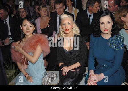 (L-r) Zhang Ziyi, Christina Aguilera et Dita von Teese assistent à la présentation de la collection Christian Dior haute-Couture automne-hiver 2005-2006 à Paris, France, le 6 juillet 2005. Photo de Klein-Nebinger/ABACAPRESS.COM Banque D'Images