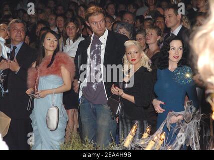 (L-r) Zhang Ziyi, Christina Aguilera et Dita von Teese assistent à la présentation de la collection Christian Dior haute-Couture automne-hiver 2005-2006 à Paris, France, le 6 juillet 2005. Photo de Klein-Nebinger/ABACAPRESS.COM Banque D'Images