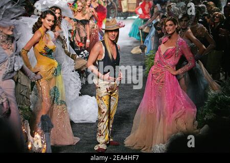 John Galliano, designer britannique, Linda Evangelista (robe rose) et Shalom Harlow (l) photographiés après sa présentation de la collection automne-hiver 2005-2006 de haute-Couture pour la maison de mode française Christian Dior à Paris, France, le 6 juillet 2005. Photo de Java/ABACAPRESS.OM Banque D'Images