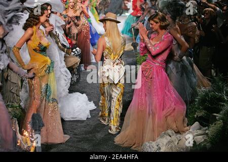 John Galliano, designer britannique, Linda Evangelista (robe rose) et Shalom Harlow (l) photographiés après sa présentation de la collection automne-hiver 2005-2006 de haute-Couture pour la maison de mode française Christian Dior à Paris, France, le 6 juillet 2005. Photo de Java/ABACAPRESS.OM Banque D'Images