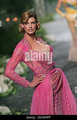 Le modèle Linda Evangelista présente une création du couturier britannique John Galliano pour la collection automne-hiver 2005-2006 haute-Couture de la maison de mode française Christian Dior à Paris, en France, le 6 juillet 2005. Photo de Java/ABACAPRESS.COM Banque D'Images