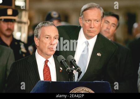 Le gouverneur de l'État de New York, George Pataki (R) et le maire de New York, Michael Bloomberg (L), assistent à une conférence de presse à la Grand Central Station de Manhattan, New York City (États-Unis), le 7 juillet 2005, pour répondre aux questions de la presse dans un contexte de sécurité renforcée après les attaques terroristes à Londres. Photo de William Gratz/ABACAPRESS.COM Banque D'Images