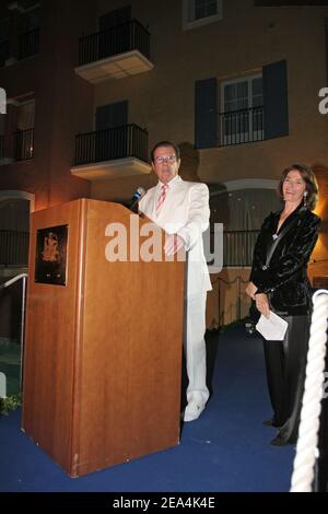 Sir Roger Moore et Marisa Pavan lors d'un dîner de charité organisé par Marisa Pavan (ex-femme de Jean-Pierre Aumont) pour URMA (recherche Alzheimer) à l'hôtel Byblos à Saint-Tropez, France, le 13 juillet 2005. Photo de Benoit Pinguet/ABACAPRESS.COM Banque D'Images