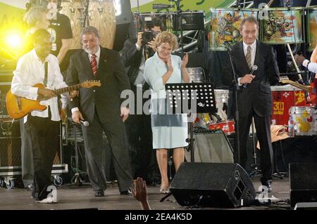 Le ministre de la Culture et la légende de la musique Gilberto Gil sur scène, le président brésilien Luiz Ignacio Lula da Silva avec son épouse Marissa et le maire de Paris Bertrand Delanoe, à la place de la Bastille à Paris, le 13 juillet 2005. Lula est en France pour une visite officielle de quatre jours et pour assister aux cérémonies du 14 juillet au cours desquelles le Brésil est le pays invité. Photo de Giancarlo Gorassini/Abacapress.COM Banque D'Images