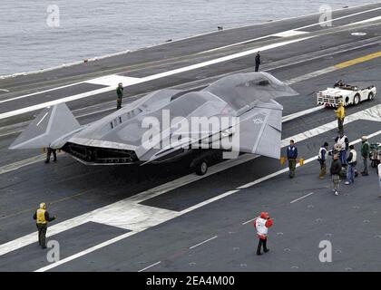 « les aileurs affectés à la division V-3 du département de l'Air déplacent un avion lors du récent tournage du film « « STEALTH » sur le pont de vol de l'USS Abraham Lincoln le 18 juin 2004. Photo par USN via ABACAPRESS.COM' Banque D'Images