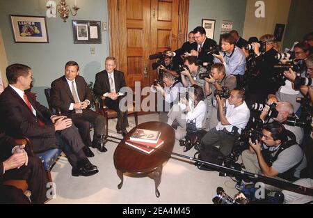 Le président du Comité judiciaire du Sénat américain, le sénateur Arlen Specter (R-PA), le chef de la majorité au Sénat, Bill Frist (R-TN), le juge de la Cour d'appel, John G. Roberts, et le sénateur de la majorité, Mitch McConnell (R-KY), font des déclarations aux médias dans le bureau de Frist à Capitol Hill le 20 juillet 2005 à Washington. Le président George W. Bush a nommé Roberts pour remplacer Sandra Day O'Connor, juge à la Cour suprême en retraite. Photo par Olivier Douliery/ABACAPRESS.COM Banque D'Images